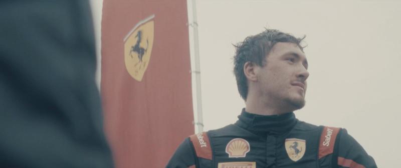 Pilota in tuta Ferrari