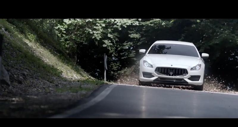 Maserati bianca su una strada di montagna